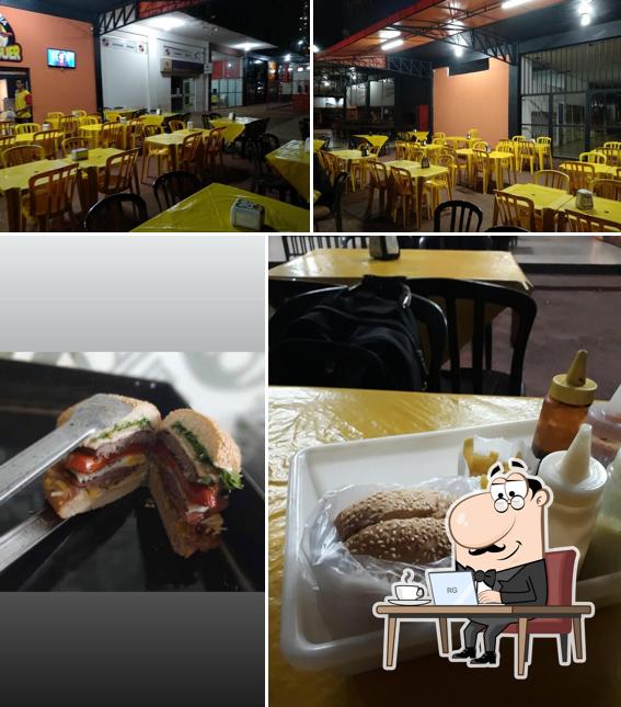 Confira a imagem apresentando interior e comida no Dom Burguer Lanches