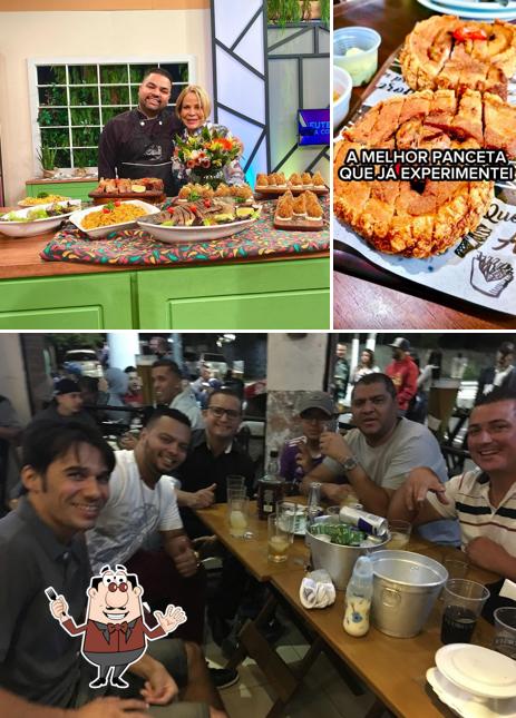 A comida e mesa de jantar do restaurante