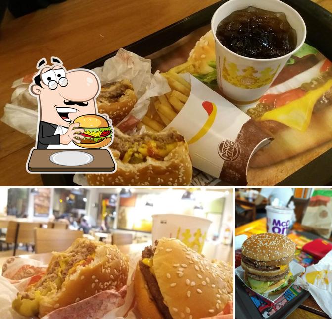Delicie-se com um hambúrguer no Burger King Drive-Thru
