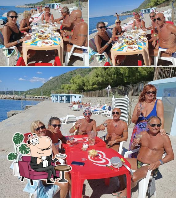 Dai un'occhiata agli interni di Bar Cola - Topolino N°8