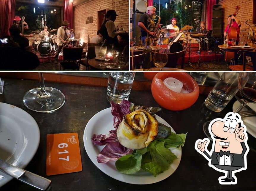 Confira a foto apresentando interior e comida no Madeleine Jazz Bistrô