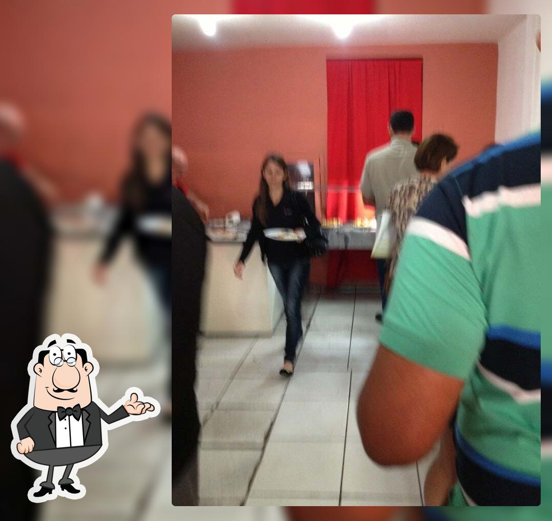 Sente em uma das mesas no Anexo Restaurante e Chopperia