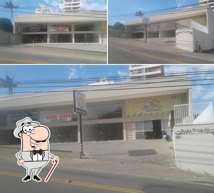 Desfrute da vista da área externa do Fratelli’s Pizzaria