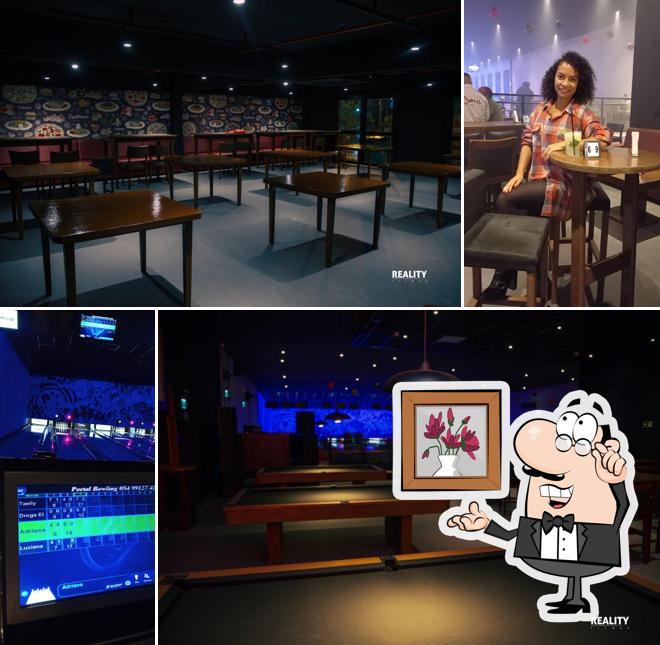 Sente em uma das mesas no Portal Bowling