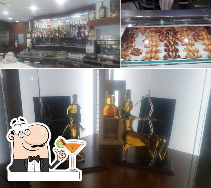 Dai un’occhiata alla foto che raffigura la bevanda e cibo di Passicrate