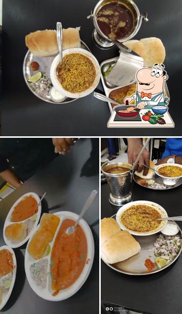 Chicken curry at PUNERI ZATKA MISAL HOUSE