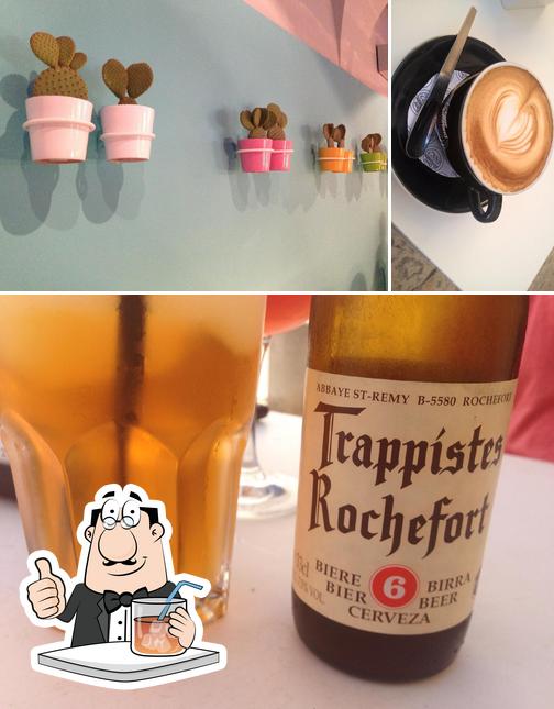 Tra le varie cose da Cafè Cafe si possono trovare la bevanda e cibo