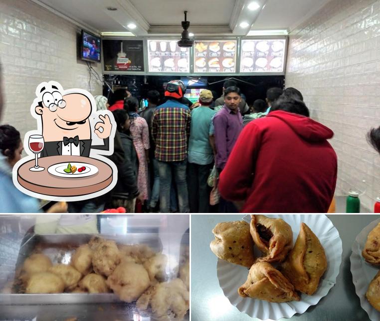 Food at King Vadapav & Samosa Tithal Road