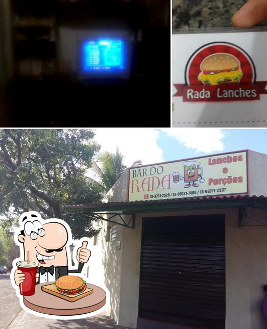 Delicie-se com um hambúrguer no Bar Do Rada