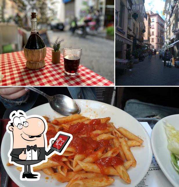La esterno e cibo del ristorante
