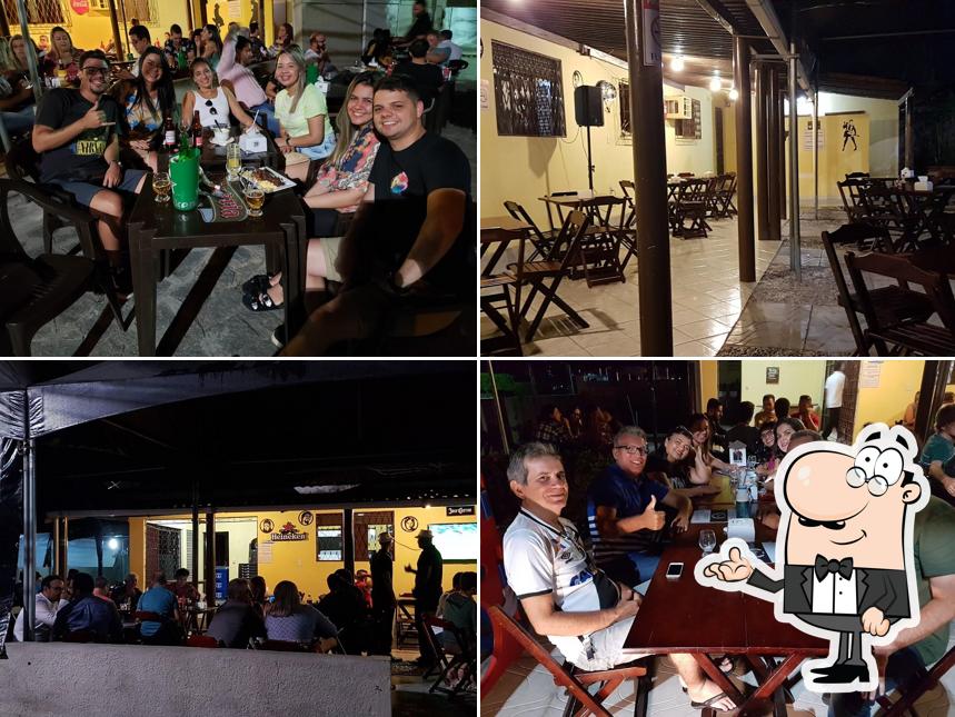 Sente em uma das mesas no Boteco Original