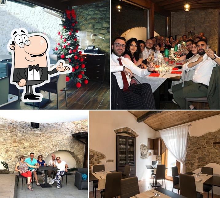 Siediti a un tavolo di Atmosfera Del Gusto Ristorante-Vineria