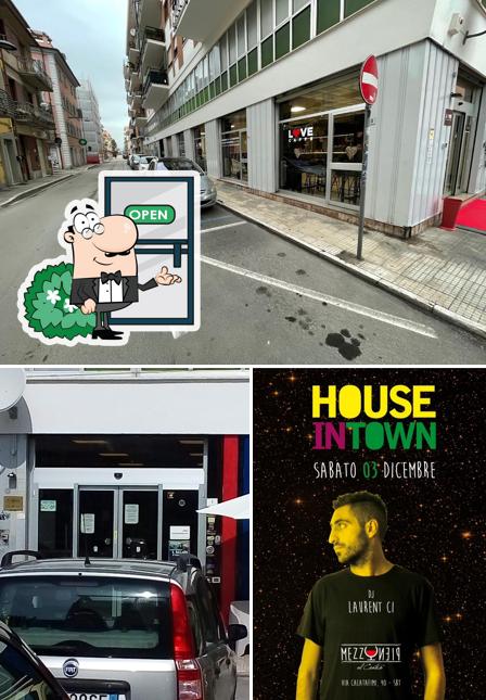 Gli esterni di Mezzopieno Bar