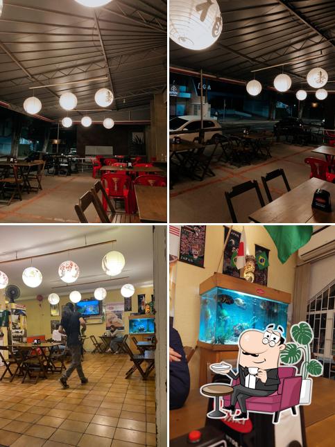 Sente em uma das mesas no Yaki Yaki Choperia e Petiscaria