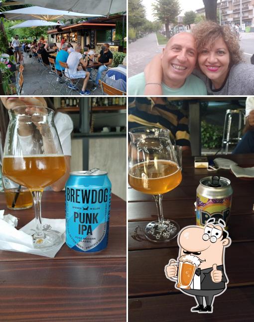 Puoi prenderti un rinfrescante bicchiere di birra chiara o scura