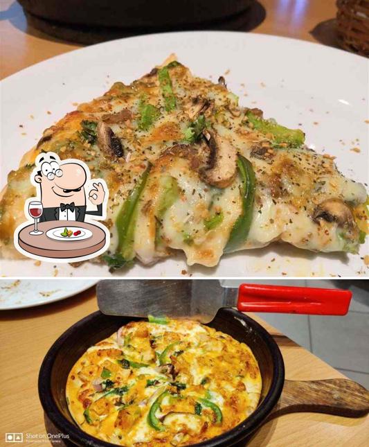 Food at Cheesiaano Pizza