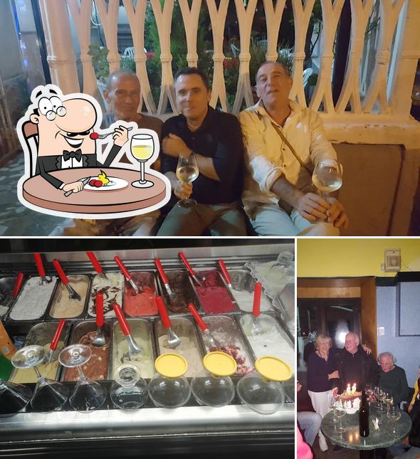 Bar Gelateria Amadeus si caratterizza per la cibo e interni