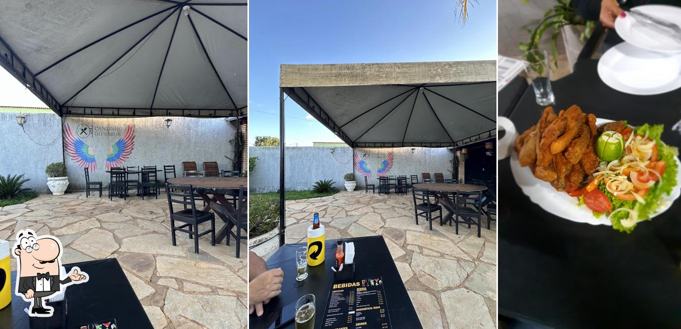 Sente em uma das mesas no Cantinho do sabor