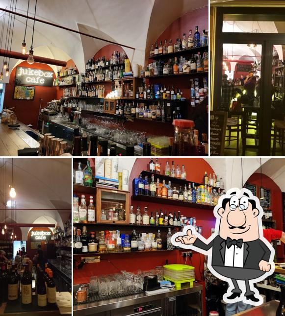 Dai un'occhiata agli interni di Jukebox Café