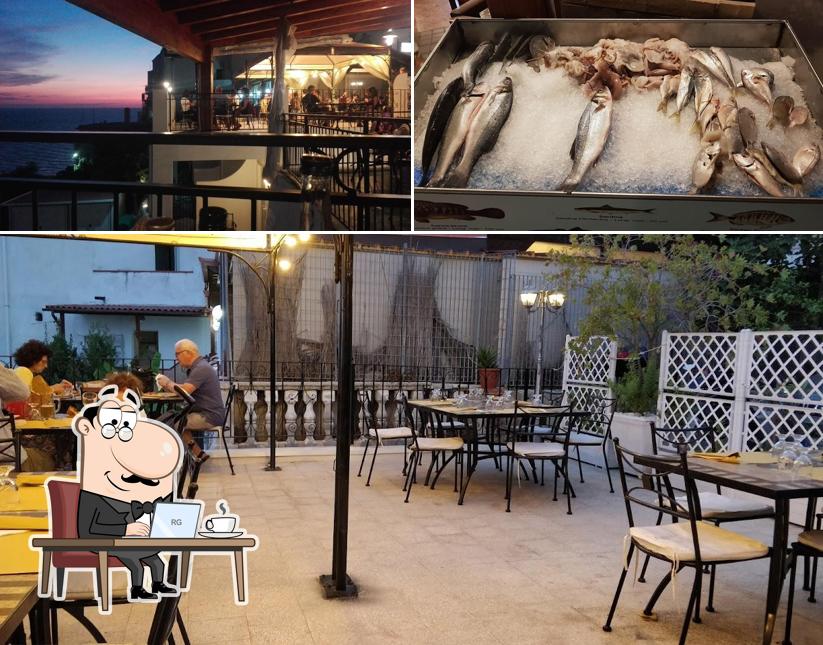 La interni e cibo del ristorante