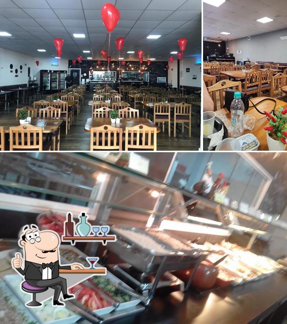 Sente em uma das mesas no Armazém Dom Jaime