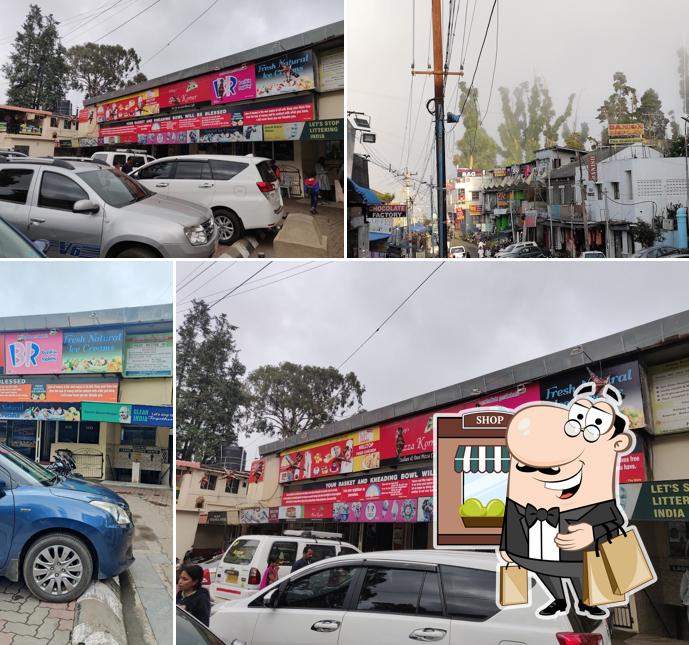 The exterior of Baskin Robbins
