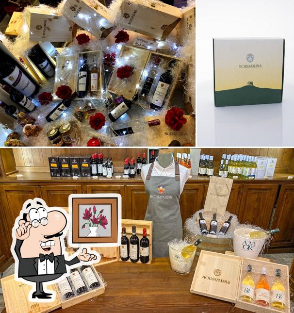 Siediti a un tavolo di Cantina Morisfarms - Enoteca, Wine shop