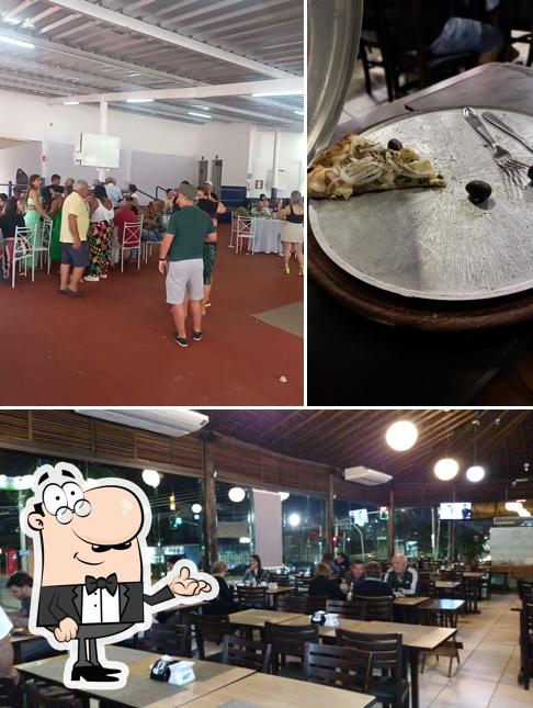 Sente em uma das mesas no Claudinhos Restaurante e Pizzaria