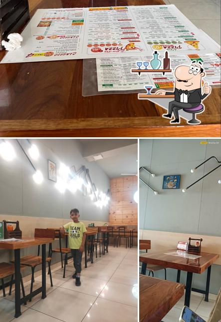 Take a seat at one of the tables at La Pino'z Pizza