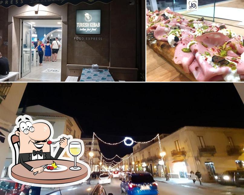 Tra le diverse cose da Jo & Jo Food Express si possono trovare la cibo e interni