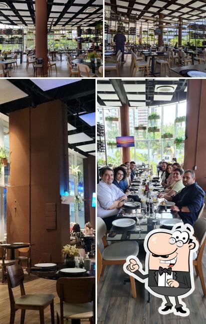 O interior do JOHN'S Grill Wine Salad