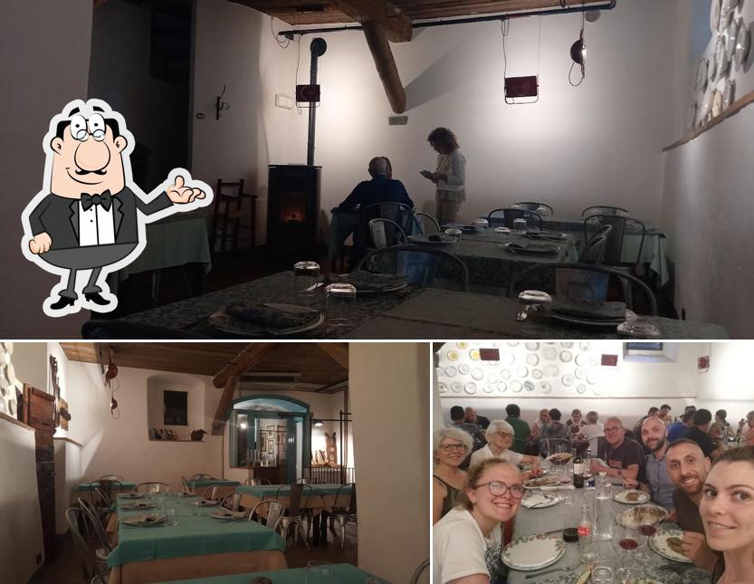 La foto di interni e tavolo da pranzo da Trattoria Del Viandante