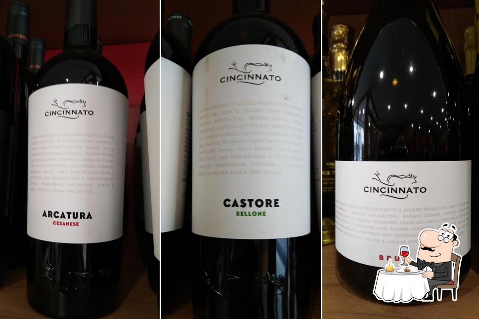 Ordina un bicchiere di vino alla fine di una lunga giornata lavorativa