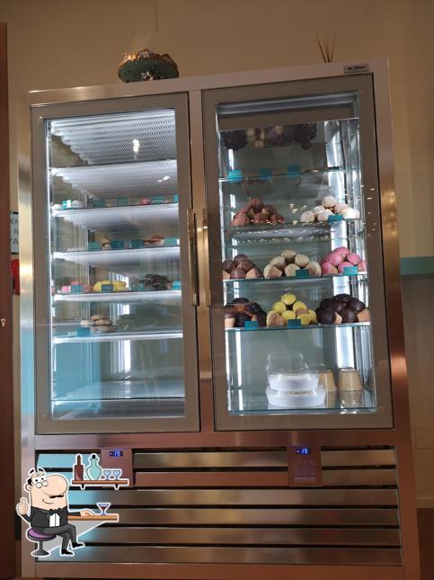 Dai un'occhiata agli interni di LaCri pasticceria