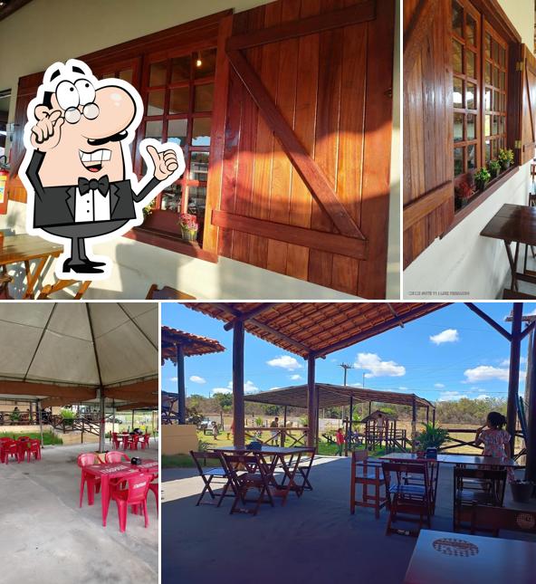 Sente em uma das mesas no Dona Nininha Churrascaria