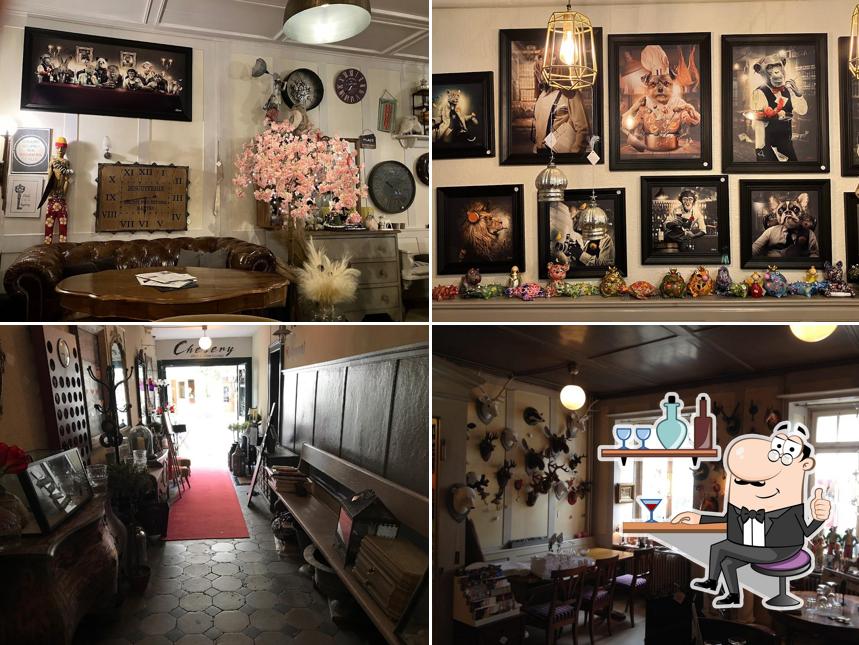 Siediti a un tavolo di Chesery Restaurant und Brocante