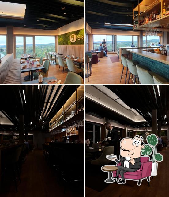 Gli interni di RIVI Skyfall Restaurant & Bar