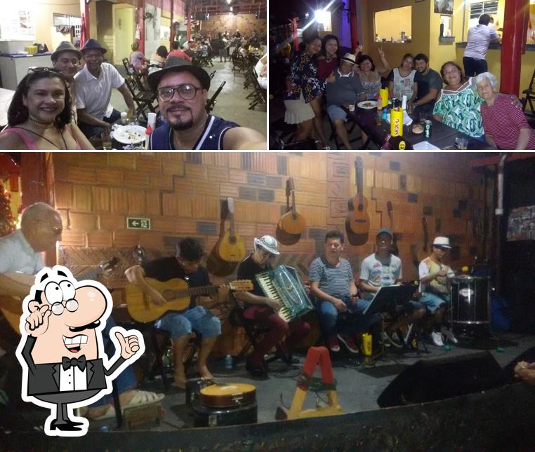 Sente em uma das mesas no Casa do Gilson