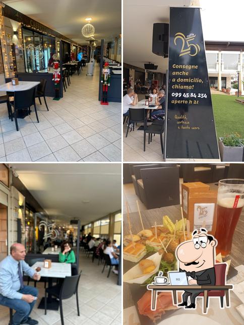 Siediti a un tavolo di Caffè 25