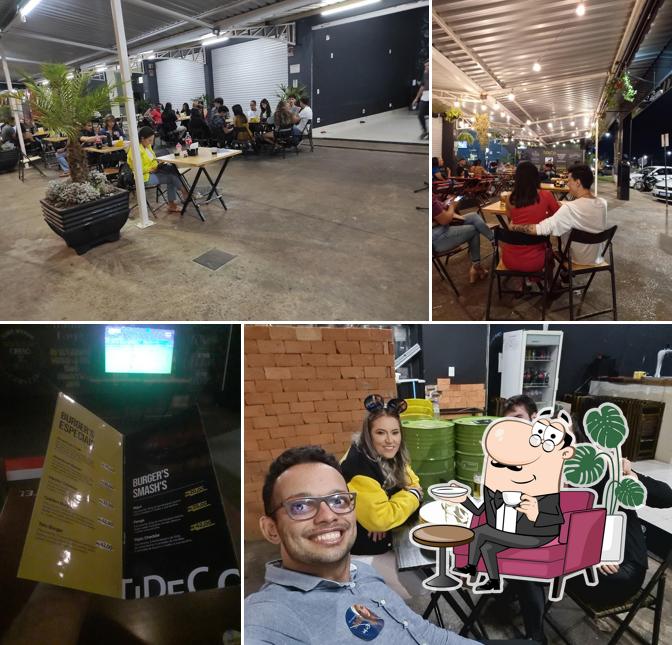Sente em uma das mesas no Tideco Grill