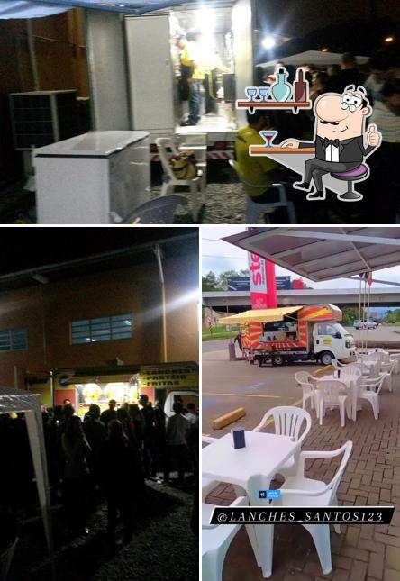Sente em uma das mesas no Food Truck santos