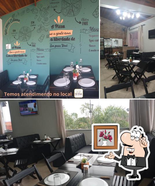 Sente em uma das mesas no Di Pallo Pizzaria