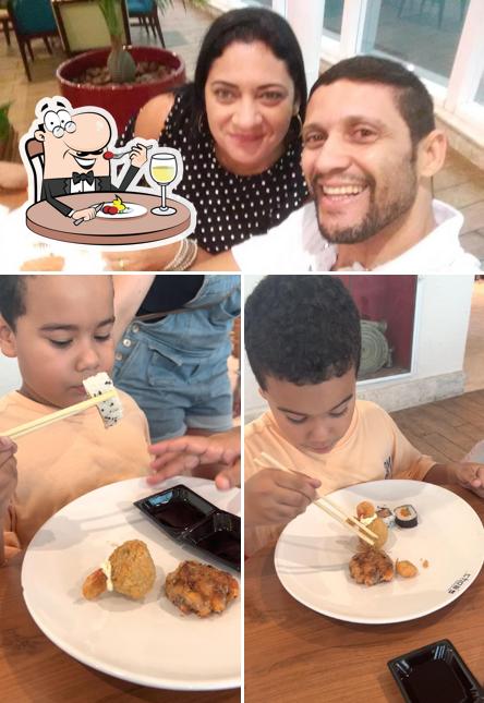 A imagem da comida e interior no Choe's