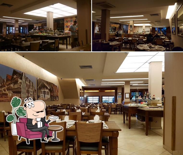 Sente em uma das mesas no Churrascaria Schneider