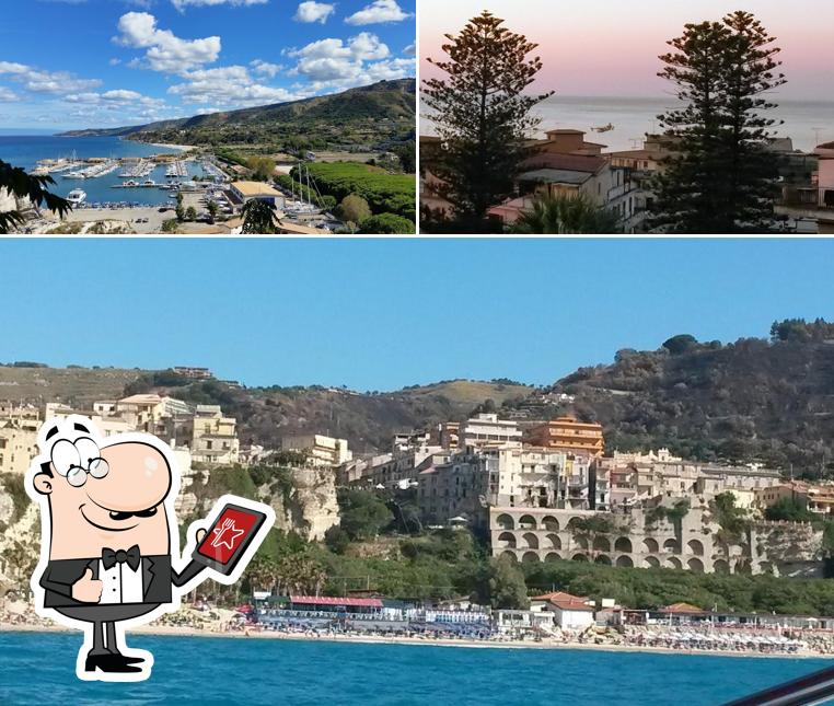 Puoi goderti l'aria fresca da seduto all'esterno di Hotel Virgilio Tropea