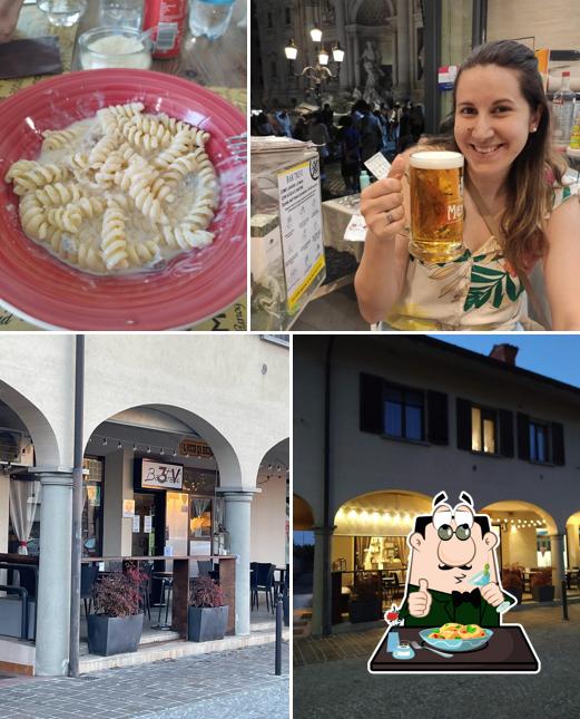Questa è la immagine che mostra la cibo e esterno di Bar Trevi