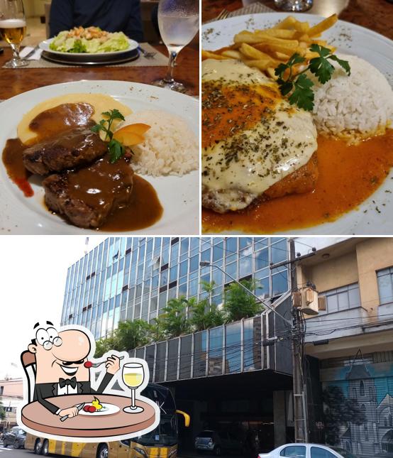 Entre diferentes coisas, comida e exterior podem ser encontrados no Café Royal Hotel Crystal