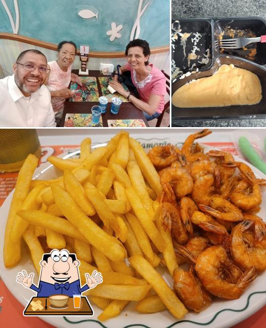 A foto da comida e mesa de jantar no Vivenda do Camarão