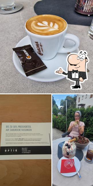 Siediti a un tavolo di Zum Hirschen