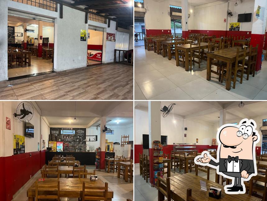Sente em uma das mesas no D'GUST PIZZARIA